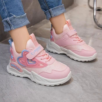 Детские Универсальные дышащие кроссовки для девочек на весну и лето, новые розовые кроссовки в форме сердца, повседневная обувь принцессы с цветными блоками 2023 г.
