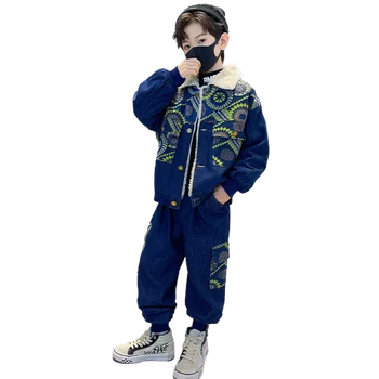 Джинсовые пальто с принтом для мальчиков + Брюки, Комплекты 2022 года, Корейские Детские Зимние Джинсы с плюшем, Сохраняющие тепло, Джинсовая Верхняя одежда, Детская одежда из 2 предметов