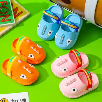 Новые сандалии с героями мультфильмов для мальчиков, однотонные модные тапочки на мягкой подошве, милая дышащая обувь для девочек, детские домашние тапочки