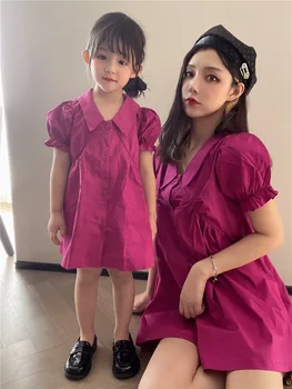 Летние платья для мамы и дочки, Корейское фиолетовое платье с пышными рукавами для маленьких девочек, семейные комплекты для мамы и меня