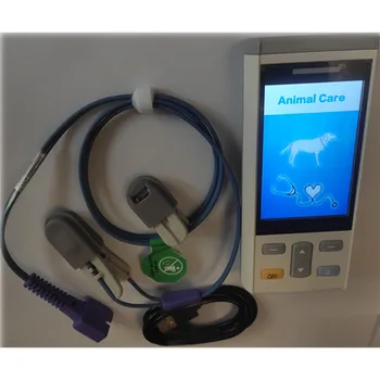 Ветеринар использует пульсоксиметр для определения содержания кислорода в крови, Ветеринар использует пульсоксиметр для ветеринарной клиники с температурой spo2 +